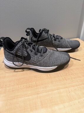 Nike LeBron Witness Men’s Grey and Black Knit Lace-Up Sneakers Shoes. Size 12.